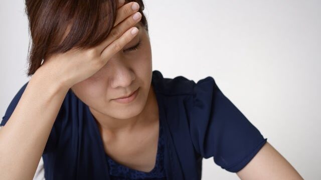 頭を抱える写真